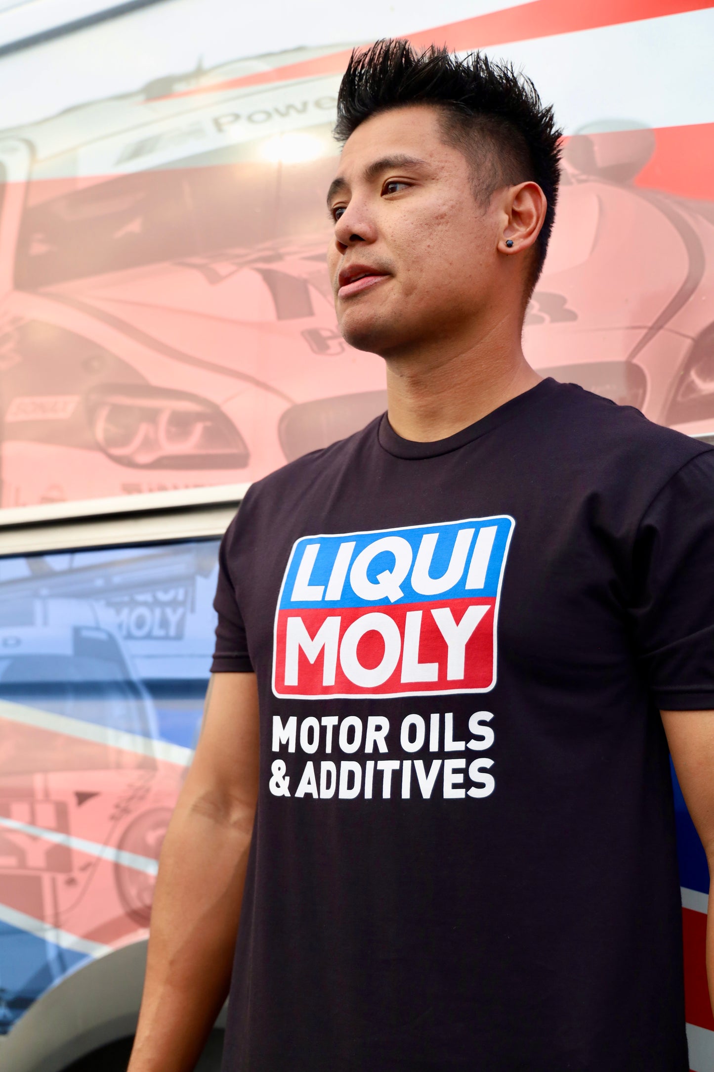Camiseta negra de LIQUI MOLY con logotipo y eslogan llamativos