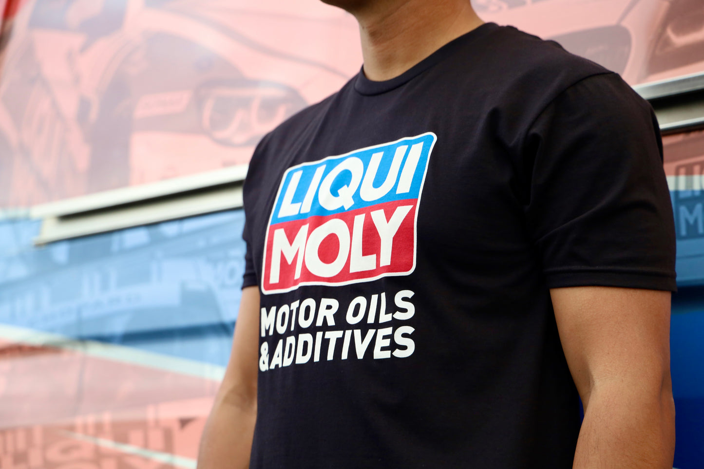 Camiseta negra de LIQUI MOLY con logotipo y eslogan llamativos