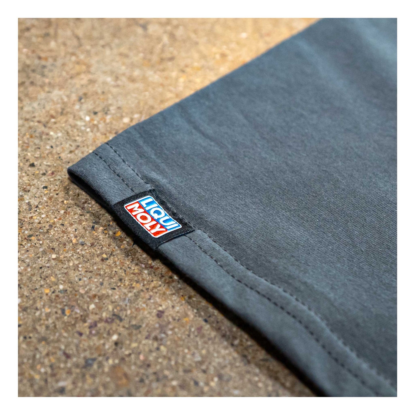 Camiseta con logotipo apilado de LIQUI MOLY – Carbón vegetal