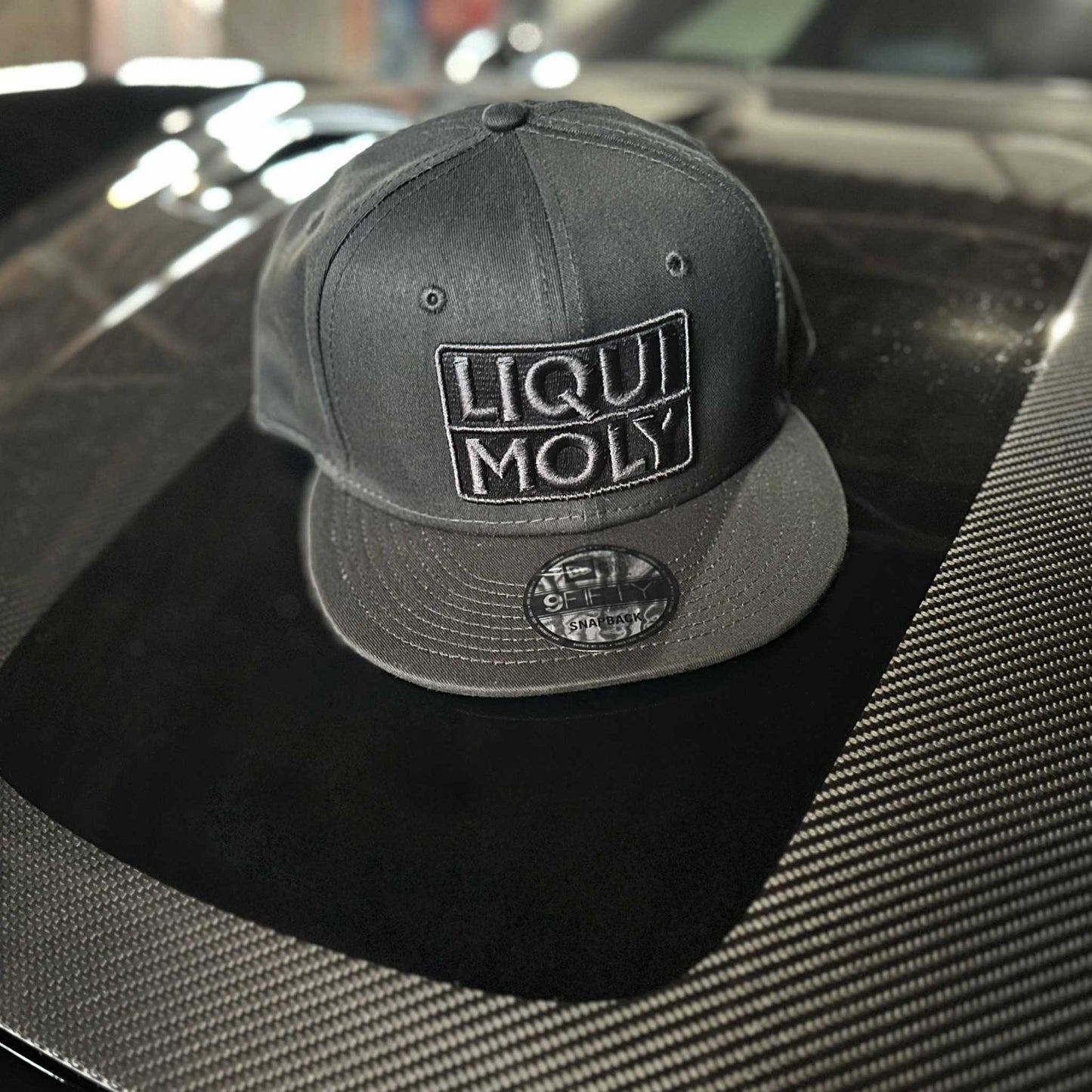 Gorra de béisbol New Era de LIQUI MOLY en negro sobre negro - Edición de diseño elegante