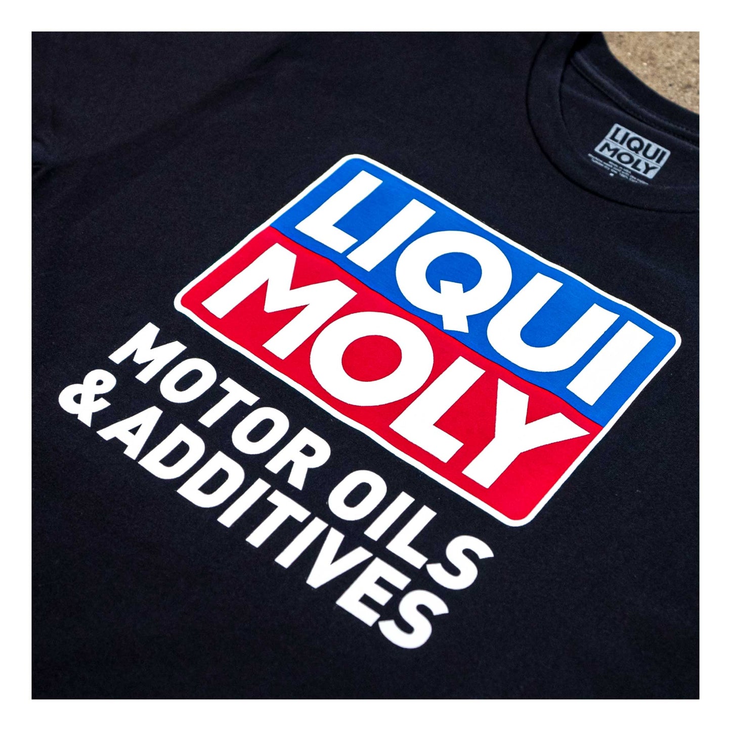 Camiseta negra de LIQUI MOLY con logotipo y eslogan llamativos